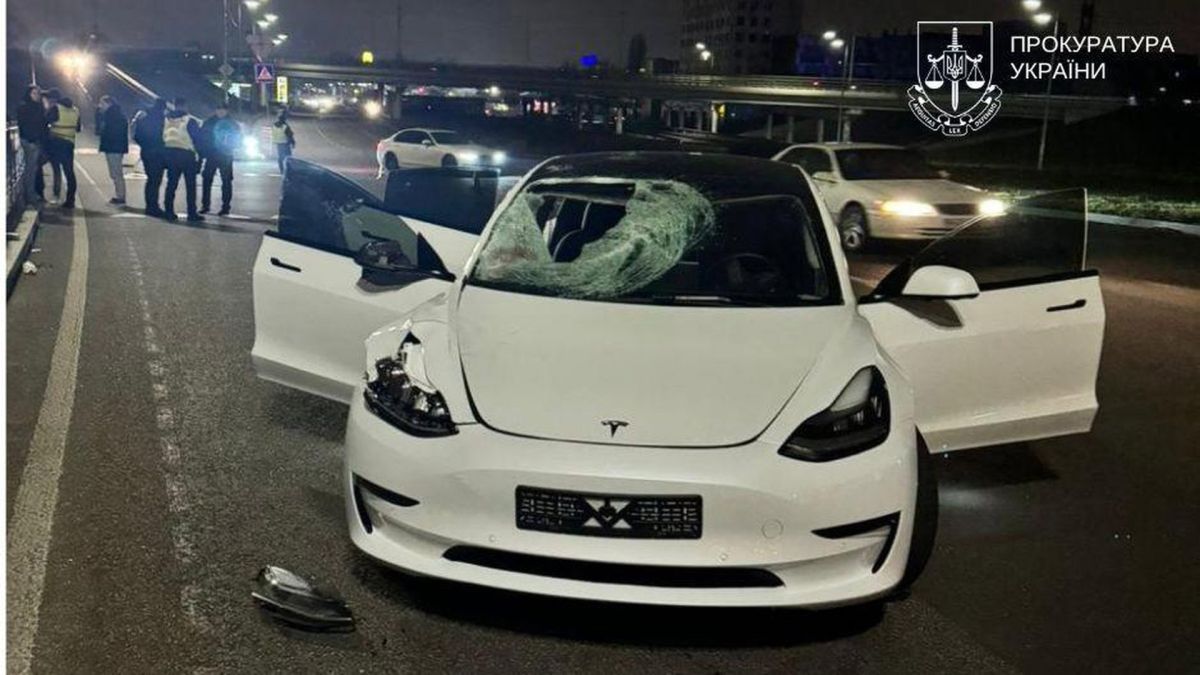 П'яний громадянин РФ без прав збив насмерть дитину на Оболоні Tesla після аварії