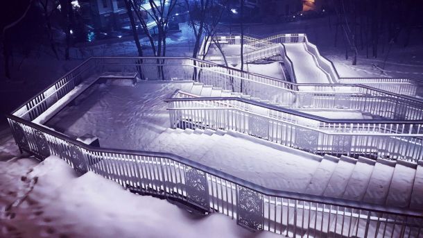 Графіки відключень 27 лютого: наслідки нічної атаки на енергосистему Пішохідні сходи з поручнями повністю засипані снігом вночі, нерозчищена територія у житловому районі