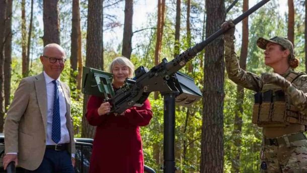 Укрзалізниця запускає додатковий потяг Кременчук — Київ восени дві жінки і чолові біля кулемета