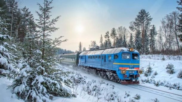 Понад 40 потягів Укрзалізниці затримуються через несприятливі погодні умови Потяг проїжджає повз ліс