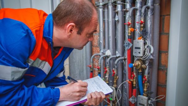 Де можна безпечно зануритися у воду 6 січня — перелік офіційних пляжів Працівник Київтеплоенерго знімає показники датчиків