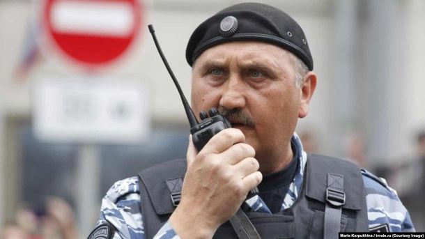 16 випадків, коли відстрочку від мобілізації оформлюють лише офлайн Сергій Кусюк, який керував Беркутом в 2013 році стоїть в формі військового РФ з рацією в руках