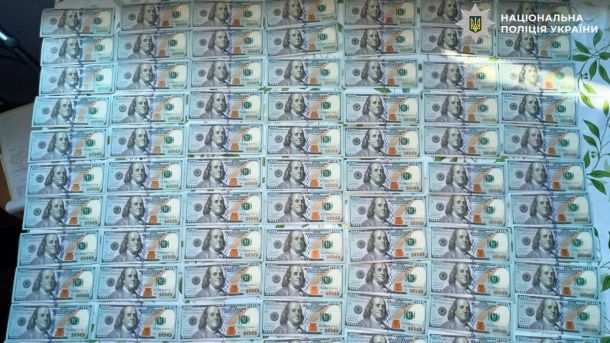 У Києві затримали начальника відділу ДПС за вимагання $500 щомісяця Купюри номіналом 100 доларів США, вилучені поліцією під час затримання працівників автомийки за крадіжку валюти з багажника клієнтки
