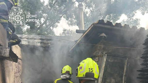 У Києві зупинили п'яного водія Mercedes без прав: три протоколи Рятувальники ДСНС гасять пожежу в побутовому приміщенні на вулиці Будіндустрії у Голосіївському районі Києва, 6 червня 2026 року