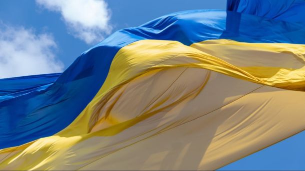 Vcentri HUB у Києві з 6 по 12 квітня: великодні майстер-класи і 30 безкоштовних подій Найбільший прапор України на фоні блакитного неба, синьо-жовте полотнище майорить на вітрі