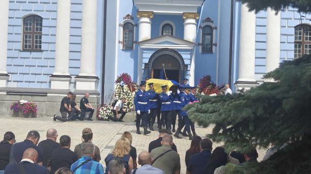 Дрони вдарили по Броварському і Фастівському районах Київщини Почесна варта несе труну, вкриту прапором України, повз рідних і киян, які прийшли попрощатися, на тлі Михайлівського Золотоверхого собору