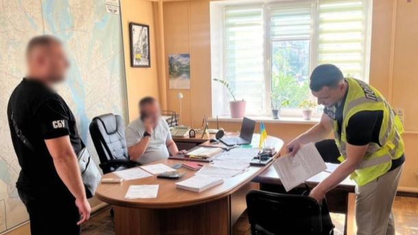 Посадовцю ШЕУ Деснянського оголосили підозру за переплату 1,2 млн на огородженні Слідчі поліції Києва завершили розслідування розтрати 1,1 млн грн посадовцем Київпастрансу на закупівлях