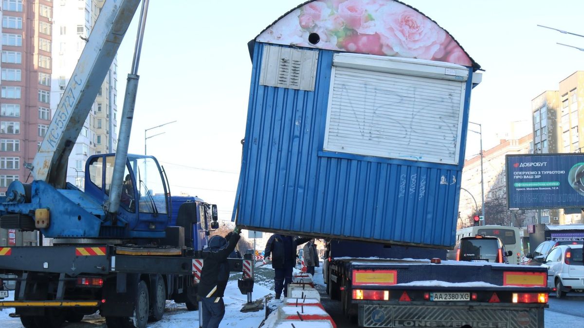На Харківському шосе прибрали 28 кіосків через капремонт Кран опускає на вантажівку габаритний МАФ