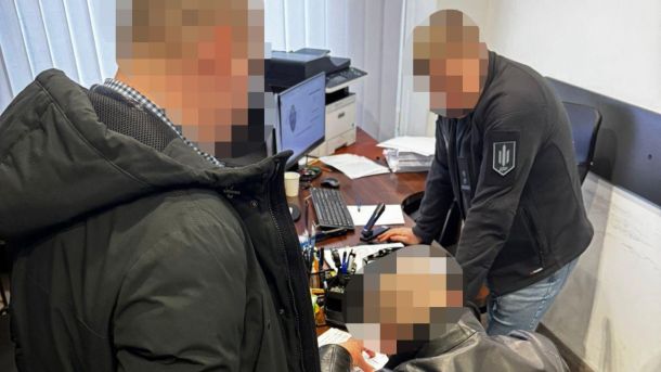 Готель на Великій Васильківській: історія будинку Скоропадського Слідчий ДБР вручає повідомлення про підозру колишньому голові гарнізонної ВЛК у службовому кабінеті, обличчя замасковані