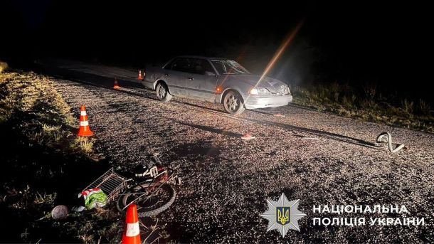 На Київщині сапери розмінували понад 38 тис. га, але роботи триватимуть роками — ДСНС Нічна ДТП: легковий автомобіль із пошкодженим капотом стоїть на дорозі, поруч лежить велосипед