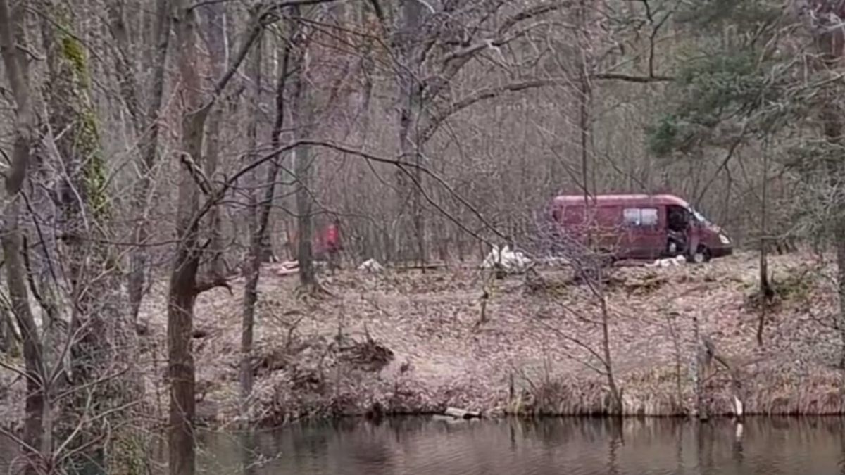 Пуща-Водиця: біля озера Горащиха демонтували всі безкоштовні альтанки Територія біля озера Горащиха у Пущі-Водиці, де комунальники демонтували безкоштовні альтанки для відпочинку