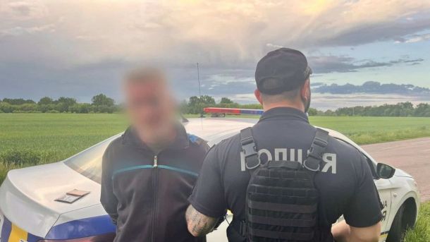 На Білоцерківщині вбив співмешканку і закопав тіло у дворі Поліцейський затримує підозрюваного біля патрульного авто на Білоцерківщині Київської області