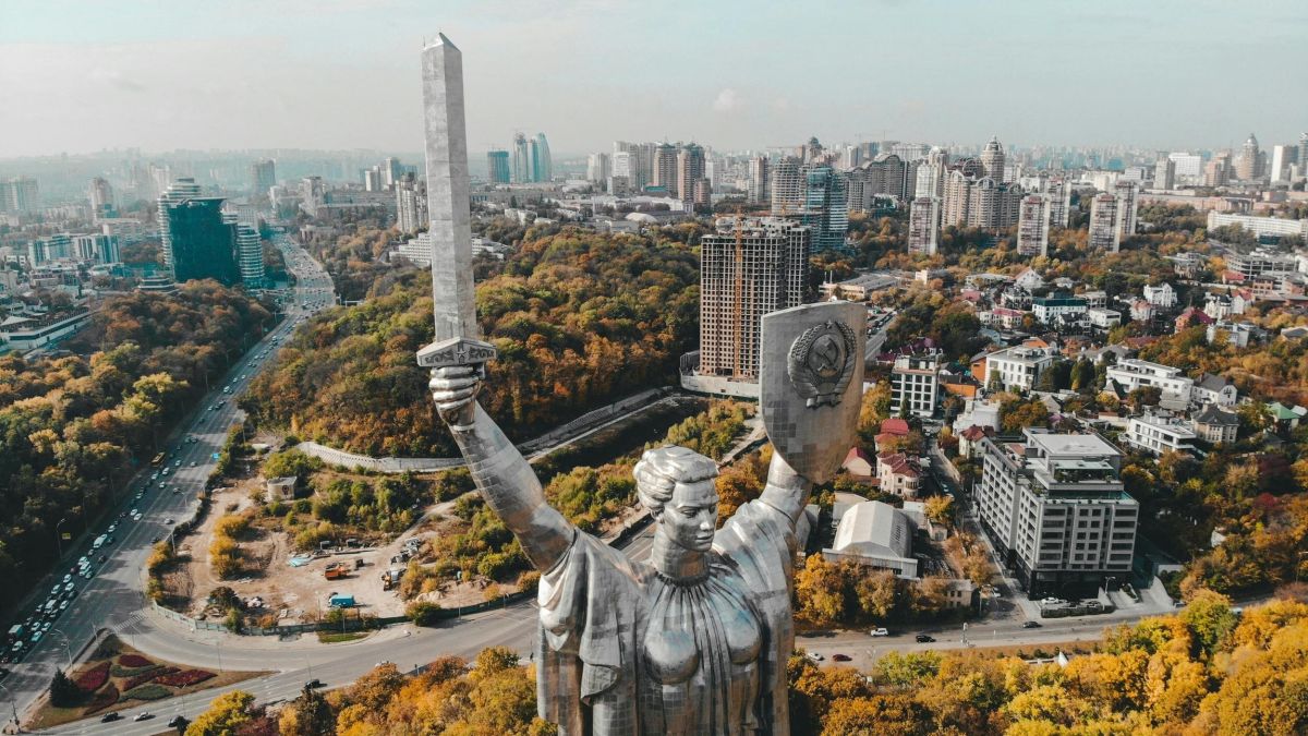 Київ очолив рейтинг відкритих даних серед українських міст Аерофотознімок монументу Батьківщина-Мати з радянським гербом, обеліск та осінній Київ на задньому плані