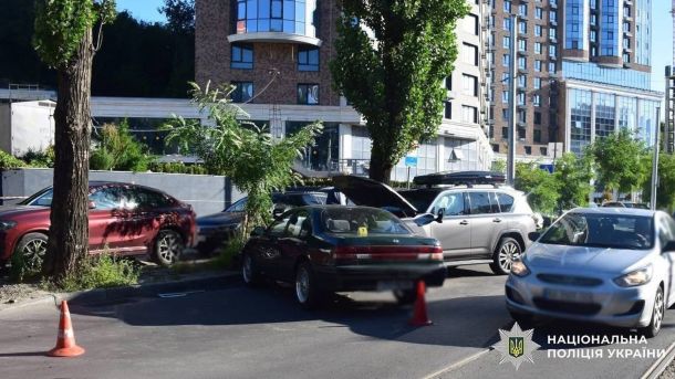 Подвійна зарплата і 1,6 млн грн збитків: справу про ремонт Кирилівської скерували до суду Місце ДТП на вулиці Глибочицькій у Києві — пошкоджені автомобілі після зіткнення, поліцейські конуси на дорозі