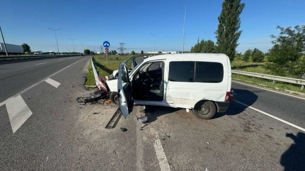Київрада дозволила паркінг на Пейзажній алеї: 4 га Розбитий Citroën Berlingo біля металевого відбійника на трасі Київ–Чернігів на Броварщині, двоє постраждалих госпіталізовані