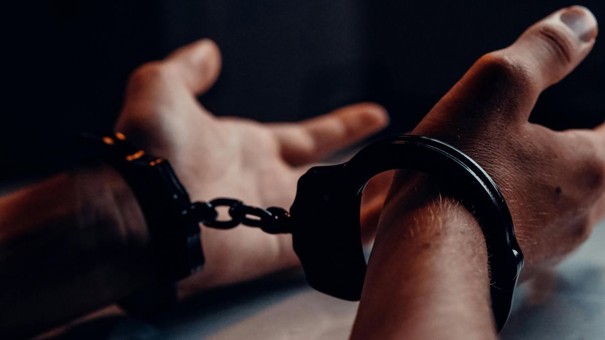 У Лондоні затримали чотирьох підозрюваних у шпигунстві на користь Ірану Наручники