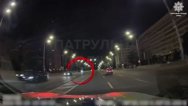 Водій BMW у Печерську підробив VIN-номер: поліція вилучила авто Нічний кадр з відеореєстратора патрульних: авто на проспекті Києва, одне з них обведено червоним