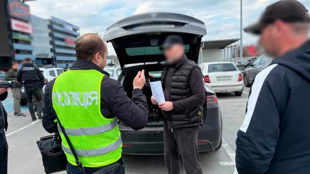 Розтрощив кав'ярню у Шевченківському районі: підозра у хуліганстві Поліція викрила двох бізнесменів: брали $5 500 за зняття з розшуку