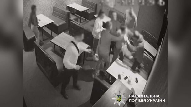 У Дарницькому р-ні чоловік підробив документи і продав комунальну лазню Поліцейські екстрадували з Німеччини 27-річного киянина, підозрюваного у нападі з ножем у більярдному клубі Деснянського р-ну Києва