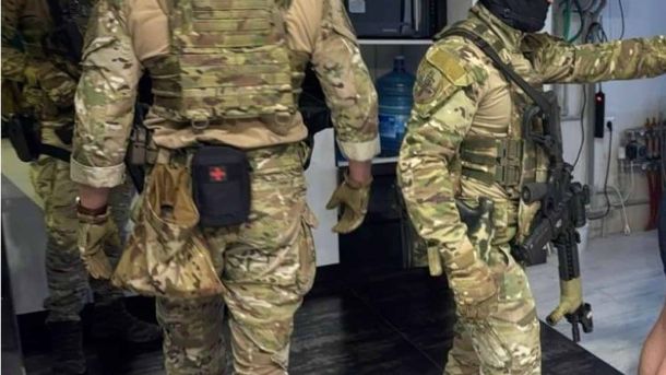 Чотирьох осіб підозрюють у спробі захопити лікарню в Деснянському районі Кіберполіція викрила шахраїв у TikTok, які видавали себе за фонд Зеленської та UNICEF і зібрали понад мільйон гривень