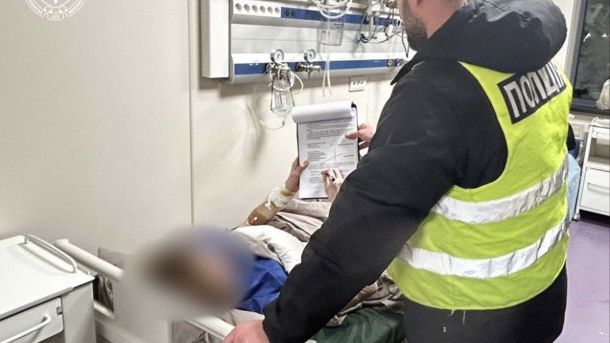 У Києві адвокат за $9000 обіцяв уникнення мобілізації Поліцейський і підліток у лікарні, який вчинив напад, під час оголошення йому підозри. Підліток підписує документ