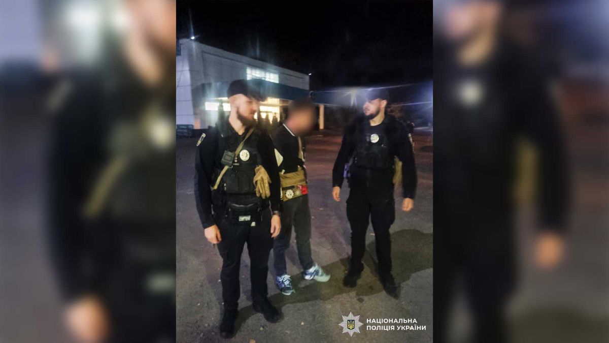 Ексректор НАУ Луцький отримав підозру за розкрадання 16 млн гривень Поліцейські під час затримання чоловік