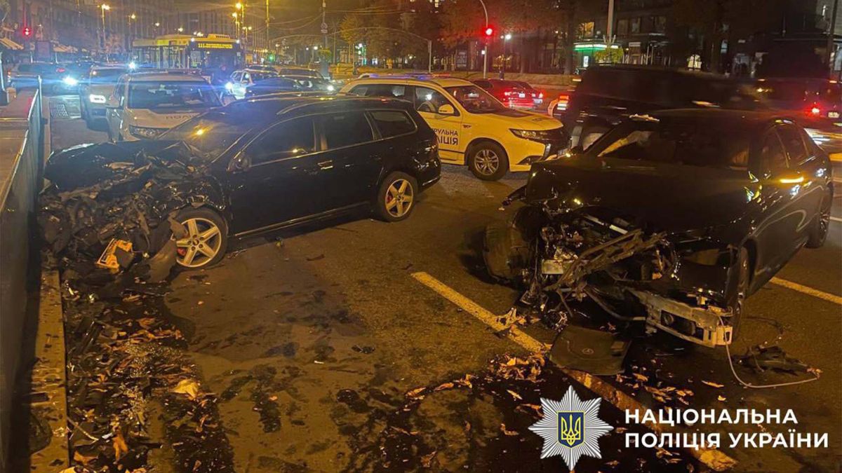 22-річний водій спричинив ДТП на Хрещатику — справу передано до суду Місце аварії та поліцейський автомобіль
