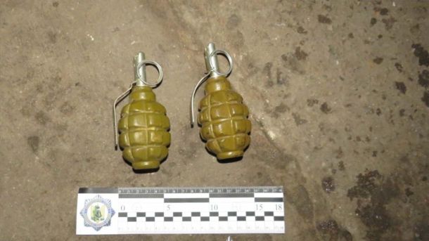 Графіки відключень світла 25 грудня у Києві і Київщині: коли не буде електроенергії Дві ручні гранати Ф-1 з кільцями поряд із криміналістичною лінійкою НПУ — вилучені боєприпаси на Фастівщині