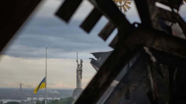 У Києві назвали лауреатів премії «Київська книга року — 2026» Монумент Батьківщина-Мати і приспущений прапор України крізь обгорілу конструкцію будівлі після обстрілу