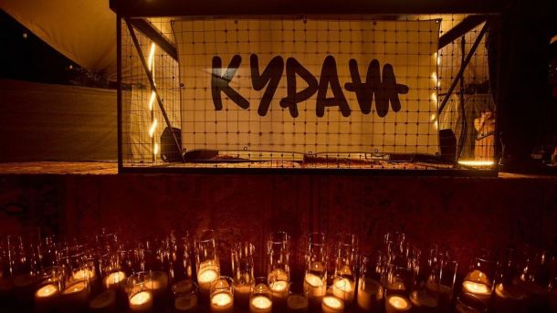 River Mall запустив пошук авто на паркінгу: як це працює у застосунку Темний стенд із написом «Кураж» за сіткою, під яким горить багато свічок у скляних свічниках
