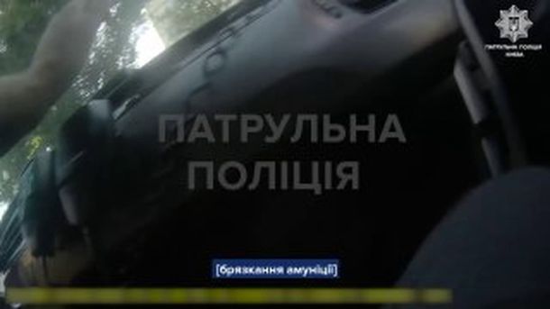 Чотирьом киянам повідомили підозру за продаж 3000 авто під виглядом допомоги ЗСУ Патрульні у Дніпровському районі Києва затримали п'яного чоловіка, який розтрощив припарковані автомобілі