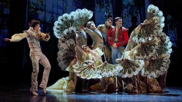 Київські театри підняли ціни на квитки: де та на скільки подорожчало Актори у яскравих костюмах з віялами на театральній сцені