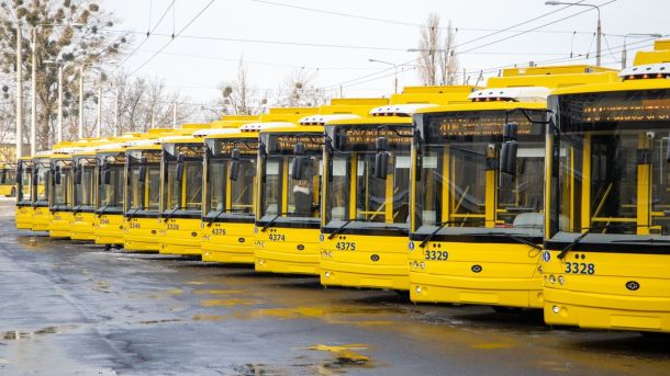 Мозаїки в ямах: у Києві з’явилось партизанське мистецтво просто на дорогах Ряд жовтих тролейбусів