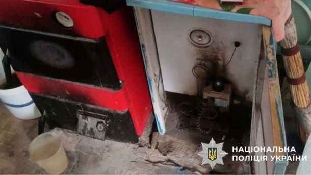 Річки Київщини почали звільнятися від льоду: огляд гідропостів Червоний твердопаливний котел з відкритими дверцятами у приватному будинку в Яготині, де від отруєння чадним газом загинули мати та донька