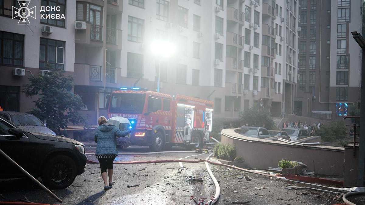 Масштабна атака на Київ: щонайменше один загиблий, десятки пожеж, пошкоджено станцію метро Масштабна атака на Київ: щонайменше один загиблий, десятки пожеж, пошкоджено станцію метро