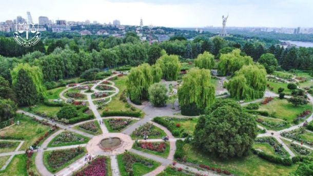 Прокуратура вимагає повернути 3 млн грн за неякісний ремонт спортмайданчика в Дарницькому районі Панорамний вид на ботанічний сад у Києві з доглянутими клумбами, квітковими алеями та вербами