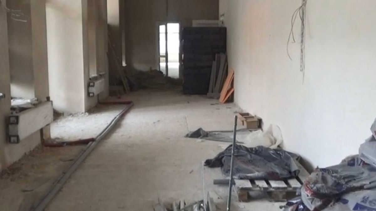 Прокуратура вимагає повернути 750 тис переплачених за ремонт ДЮСШ Стан капітального ремонту спортивної школи «Козак» на Хрещатику, 12, купи брухту і будіельного сміття, дроти що звисають з голих стін