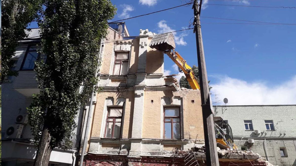 Завтра суд щодо зруйнованої Поліцейської дільниці 1902 року Екскаватор руйнує фасад двоповерхової історичної будівлі