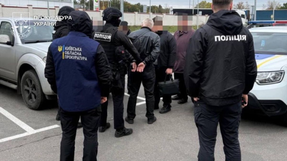 Корупція на дронах: затримали з $31 тисячею на Київщині Правоохоронці затримують підозрюваних