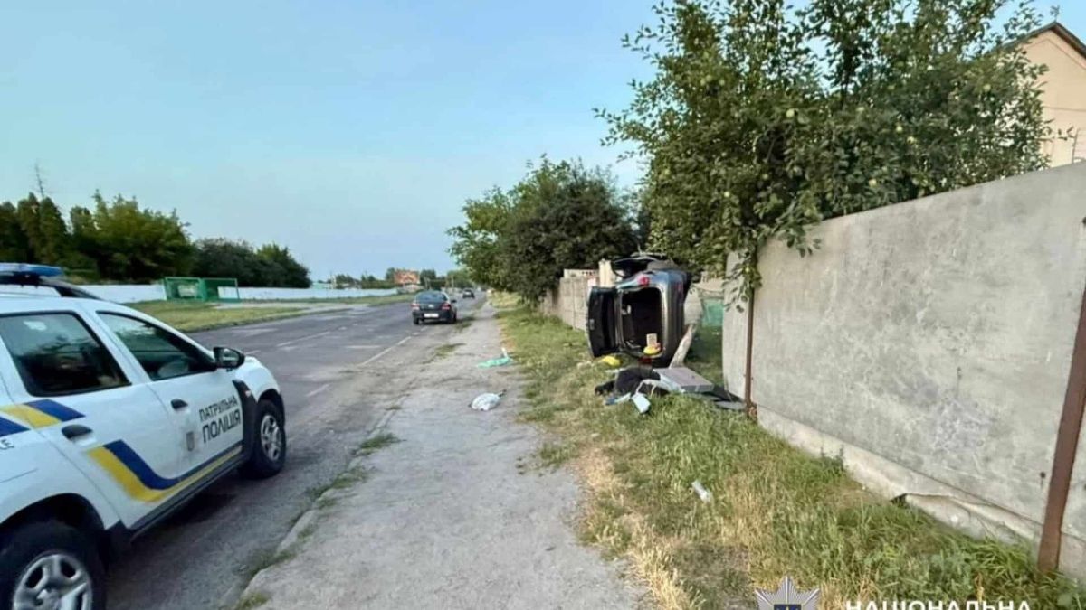 Nissan перекинувся у Білій Церкві: водійка мала 1,05 проміле Перекинутий позашляховик Nissan Rogue Sport на вулиці Ставищанській у Білій Церкві після аварії 7 липня, спричиненої п'яною водійкою з 1,05 проміле ал