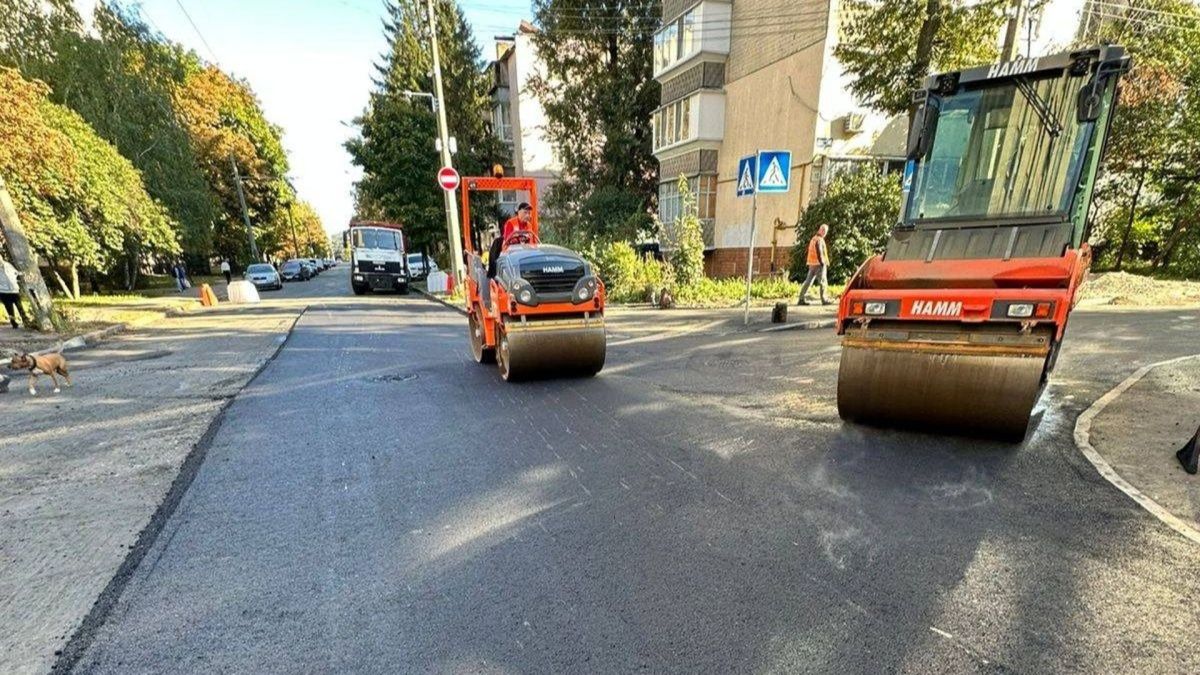 На Солом'янці завершили ремонт двох вулиць: ще три на черзі Дорожні роботи з асфальтування вулиці за допомогою двох помаранчевих дорожніх котків