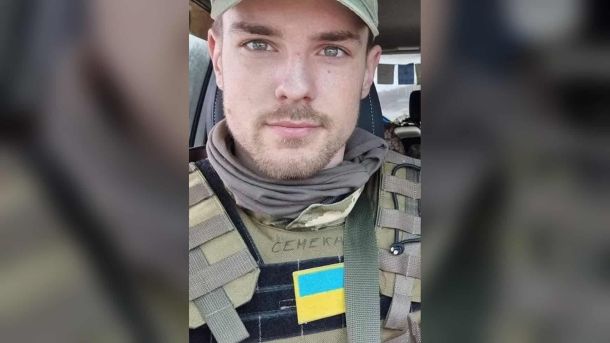Роману Ратушному сьогодні мало б виповнитись 29 років Портрет військового Романа Ратушного у бронежилеті з нашивкою прапора України, на тлі салону автомобіля