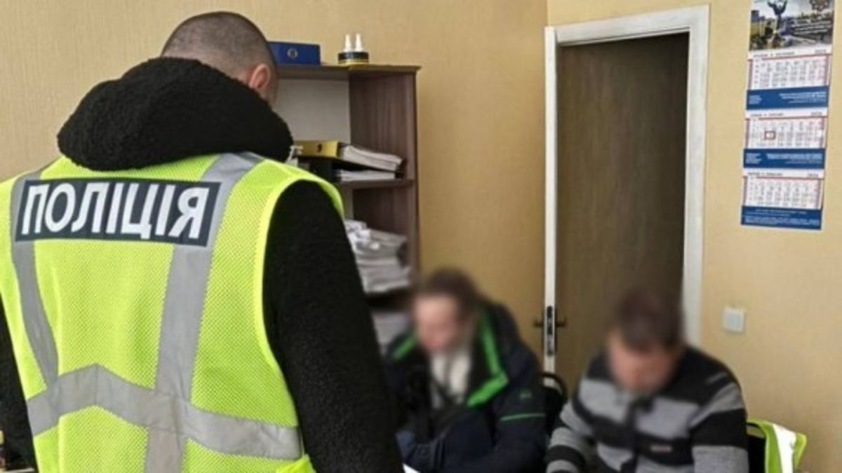 Колишньому посадовцю КМДА повідомили про підозру через збитки на суму 1,8 млн грн Поліцейський і підозрюваний