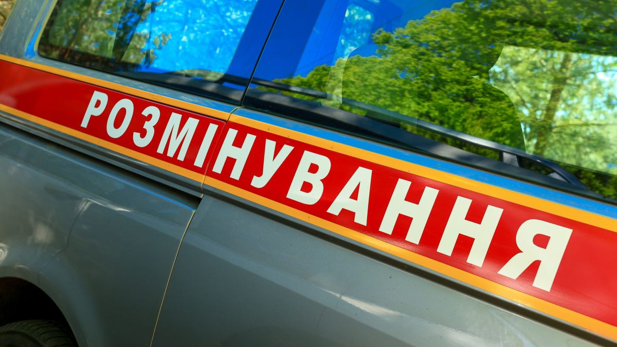 Масові повідомлення про замінування в Ірпені — серед об’єктів ТЦК, торгові центри та вокзал Автомобіль вибухотехнічної служби ДСНС