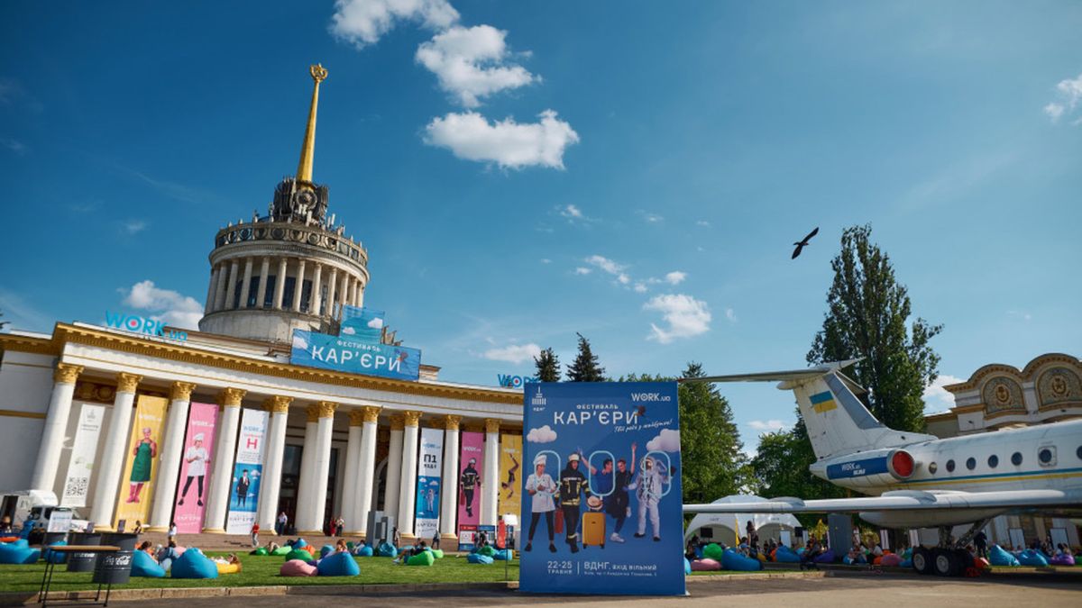 Сотні вакансій та експрес-співбесіди: на ВДНГ готують другий «Фестиваль кар'єри» ВДНГ головна будівля з різнокольоровими пуфіками