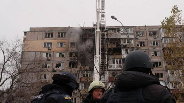Київ без світла 30 листопада: графіки для всіх 6 груп Рятувальники біля пошкодженого російським обстрілом будинку
