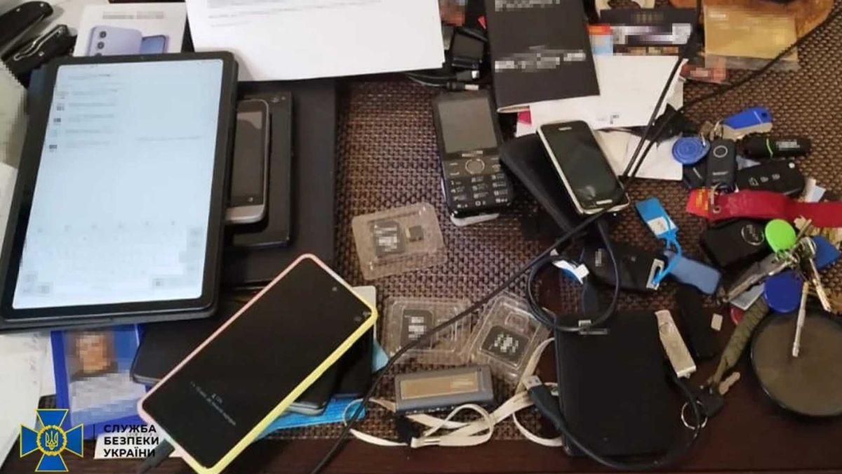 СБУ затримала ІТ-фахівця Укренерго за передачу даних ФСБ Вилучені СБУ речі в чоловіка, якого звинуватили у передачі даних Росії