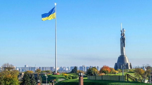 У столиці України сталися вибухи після попереджень про можливі атаки дронів-камікадзе Прапор України на висоті 90 метрів у Києві
