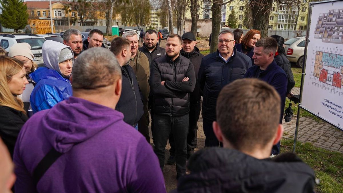 У Гостомелі розпочали будівництво 360 квартир замість 272 зруйнованих Будівельний майданчик нового житлового комплексу у Гостомелі на місці зруйнованого військового містечка