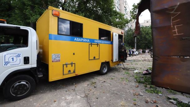 Чому на озерах Кирилівське та Йорданське заборонили купатися Жовта аварійна машина Київводоканалу стоїть біля житлового будинку на місці ліквідації аварії водопроводу